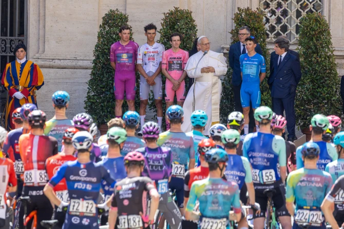 LIVE UPDATES: Папа Римский Лев XIV благословил велосипедистов "Джиро д'Италия" на церемонии в Ватикане