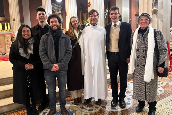 Рекордное число взрослых крестится в Дублине: вера растет среди молодых ирландцев