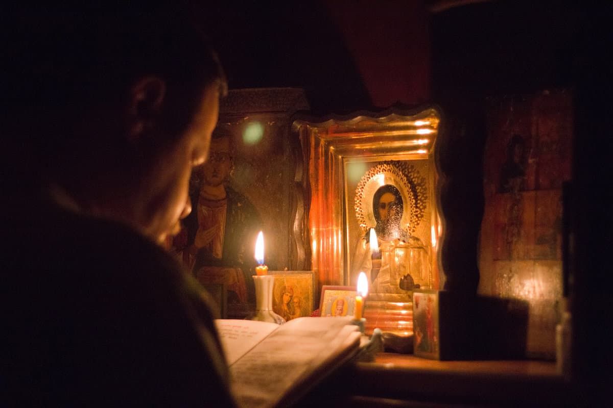 Зачем читать молитвенное правило утром и вечером