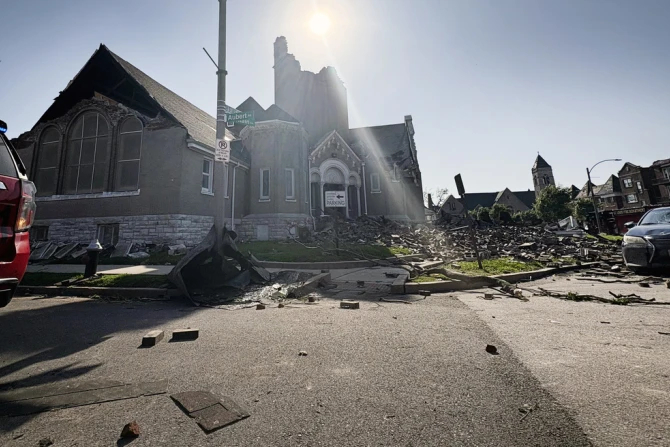 Торнадо разрушает северные районы Сент-Луиса и другие населенные пункты Среднего Запада