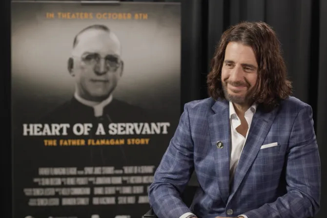Актер Джонатан Руми называет миссию отца Фланагана, показанную в новом фильме, "нестареющей".