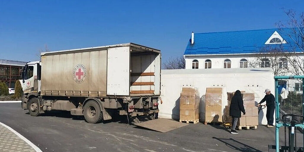 Международный комитет Красного Креста передал Патриаршей гуманитарной миссии партию емкостей для воды
