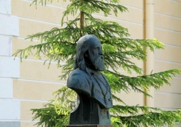 Памятник епископу-священномученику Платону в Таллине (Эстония)