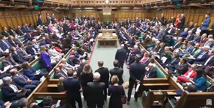 Ряд членов британского парламента просят прекратить ежедневную молитву в Палате общин