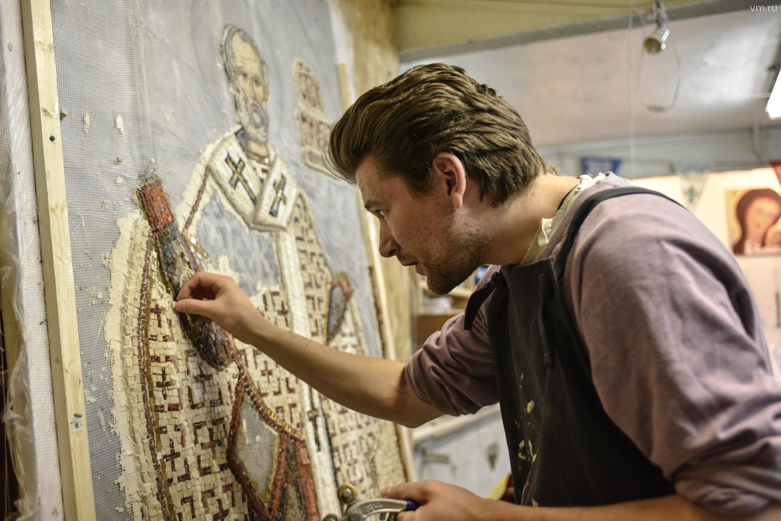 В Москве мастера создают мозаичный образ Николая Чудотворца