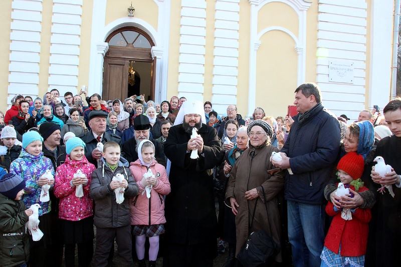 Смоленск: в возрожденном Благовещенском храме на Соборном холме прошло первое богослужение