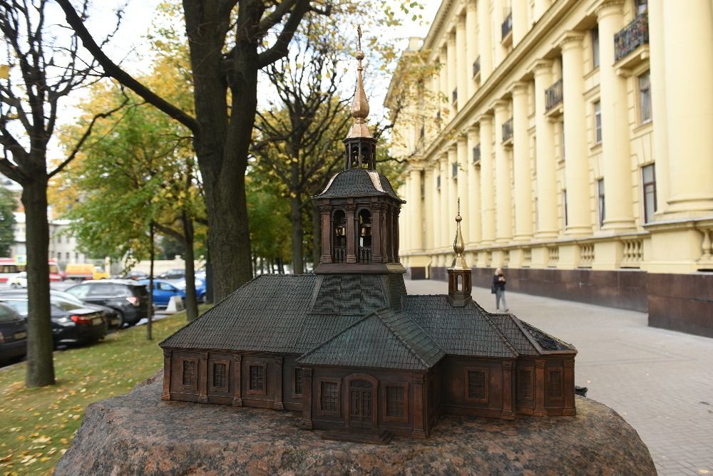 Памятный знак в честь первого петербургского храма