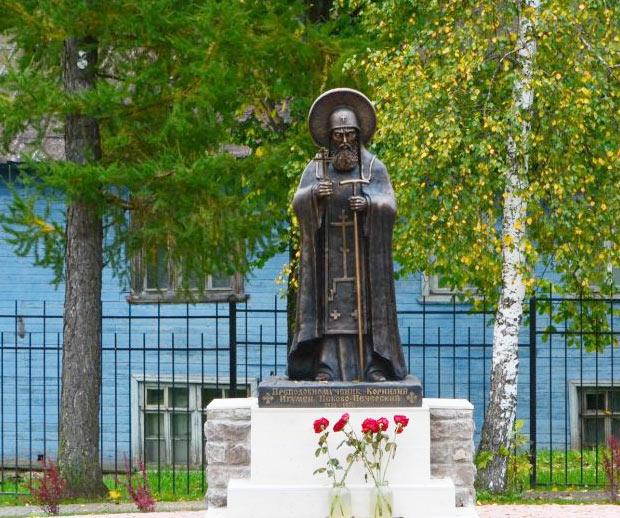Памятник преподобномученику Корнилию Псково-Печерскому в Печорах