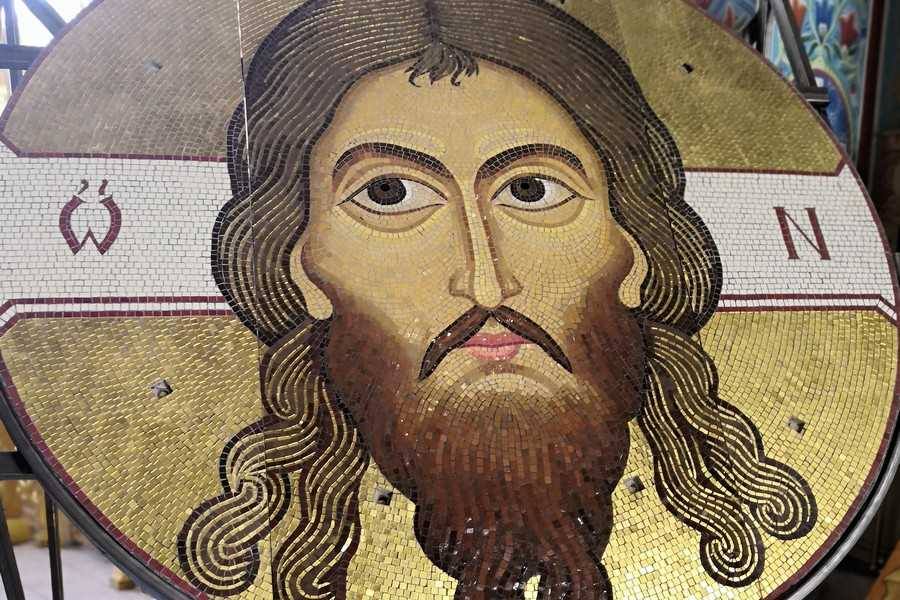 Мозаичный Спас Нерукотворный украсит вход в Преображенский храм Абакана