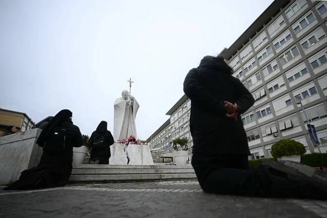 По словам Ватикана, в среду почечная недостаточность Папы Франциска на ранней стадии "утихла
