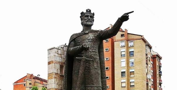 Памятник святому князю Лазару Хребеляновичу в Косовской Митровице (Сербия)