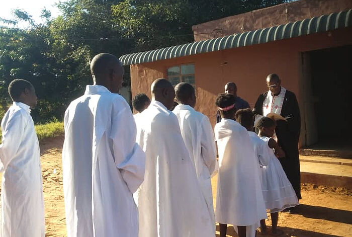 В Замбии крещены 14 местных жителей