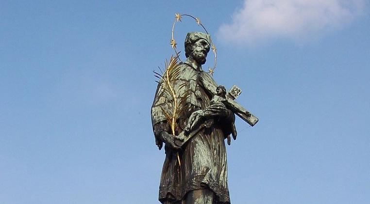 Статуя святого Яна Непомуцкого на Карловом мосту в Праге (Чехия)