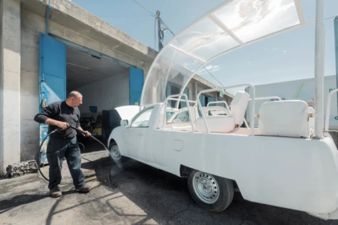 Последний подарок Папы Франциска Газе: Папский автомобиль, превращенный в передвижную клинику