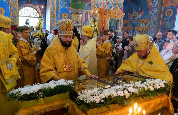 Епископ Бердянский и Приморский Петр вместе с духовенством епархии встретил привезенные святыни
