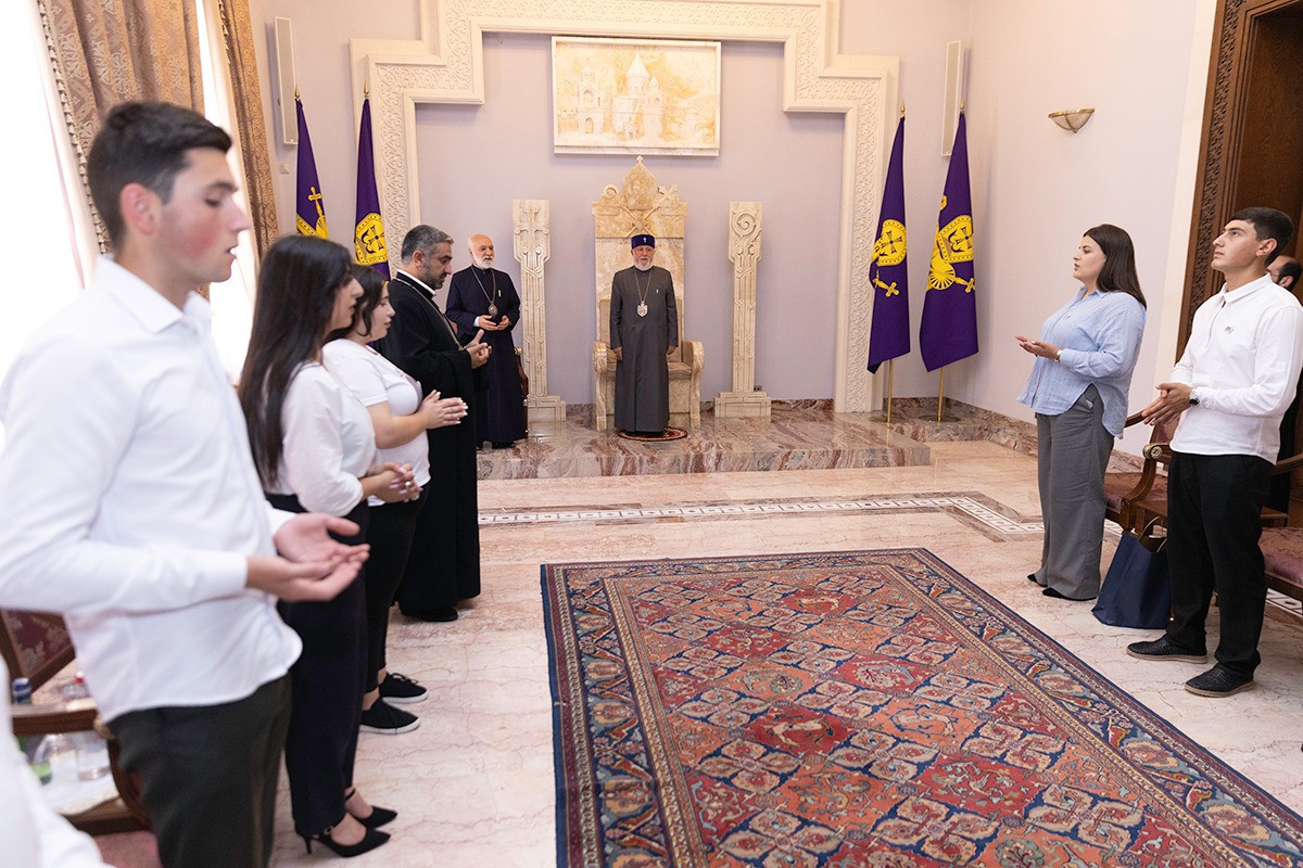 Католикос Всех Армян принял членов церковнолюбивых молодежных объединений Арагацотнской епархии