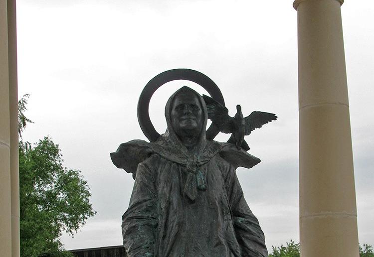 Памятник блаженной Матроне Московской в селе Себино (Тульская область)