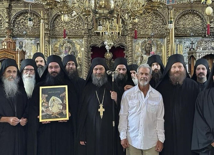 Мел Гибсон гостит в сербском монастыре Хиландар на Афоне