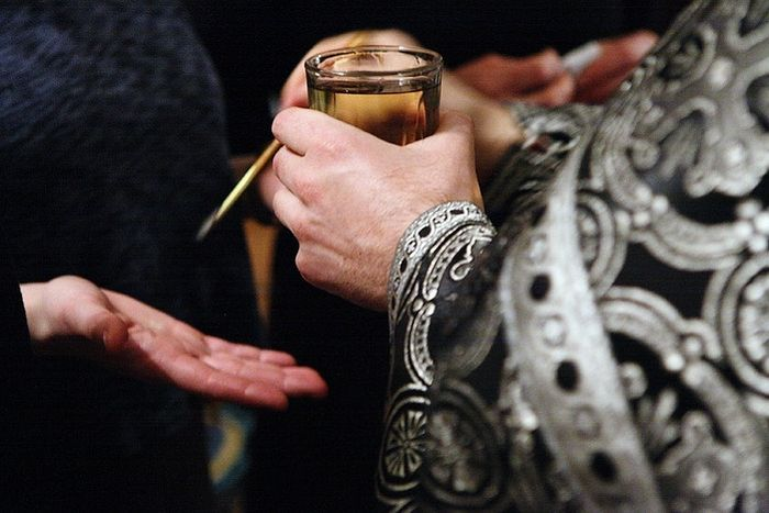 Можно ли елей с соборования брать домой?