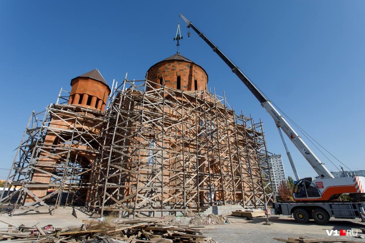 Строящуюся в Волгограде армянскую церковь увенчал трехметровый крест