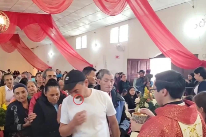 Священник предотвращает осквернение Евхаристии во время мессы в Гондурасе