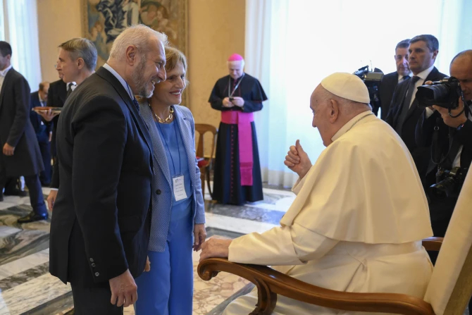 Папа Франциск: Светскому миру нужны учителя с "большим сердцем" и высокими идеалами