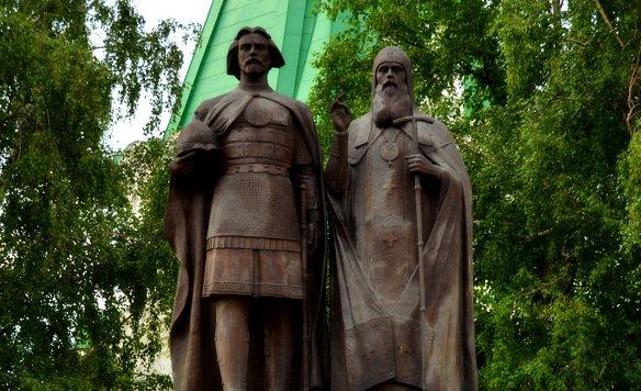 Памятник князю Юрию Всеволодовичу и епископу Симону Суздальскому в Нижнем Новгороде