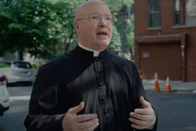 Папа Франциск возводит отца Роджера Лэндри в сан монсеньора