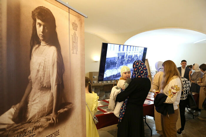 На Патриаршем подворье в Переделкине прошла выставка-лекция «Дарите любовь»