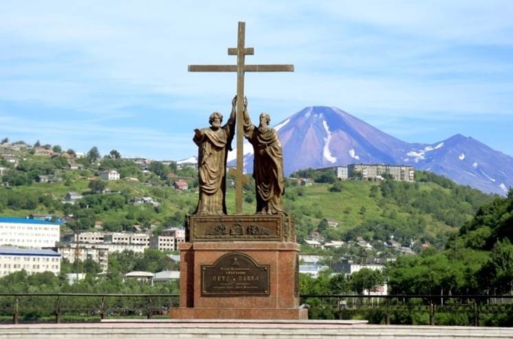 Памятник апостолам Петру и Павлу в Петропавловске-Камчатском