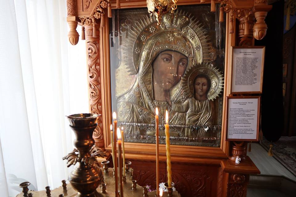 У мироточащей иконы Казанской Божией Матери из сибирского села верующие избавляются от болезней и бесплодия