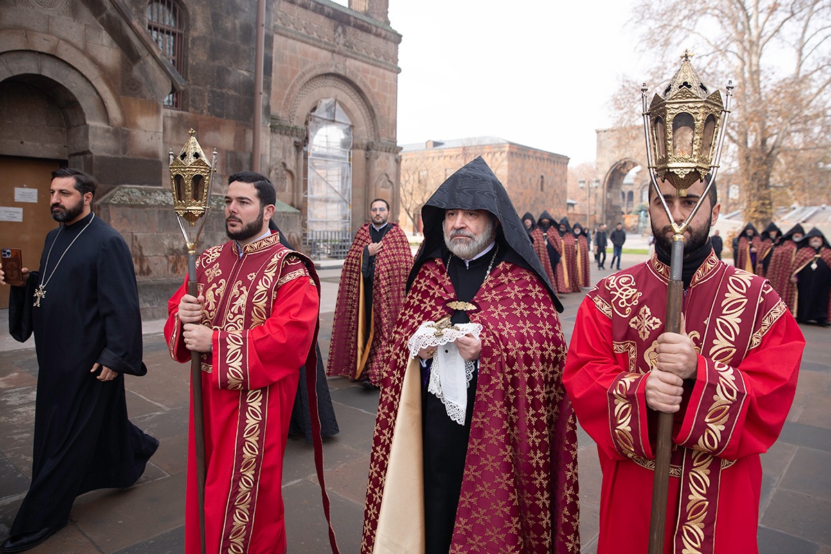 Крест с мощами святого Нерсеса Шнорали доставлен в церковь Святых Архангелов