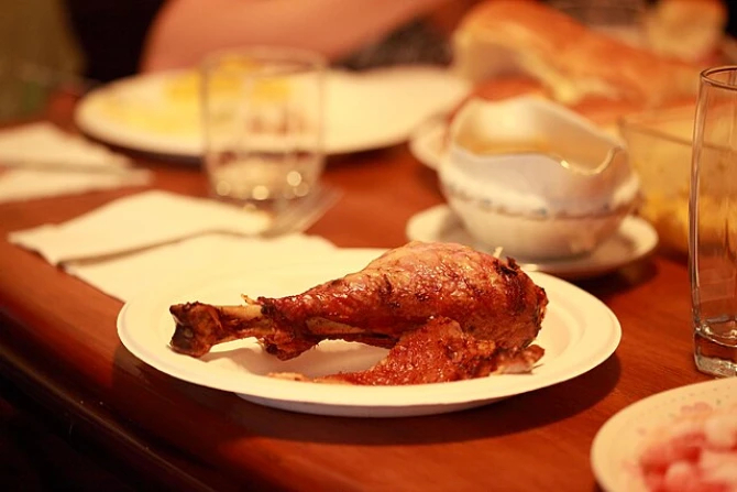 Благодарим, раздавая еду: Волонтеры Общества святого Винсента де Поля обслуживают нуждающихся