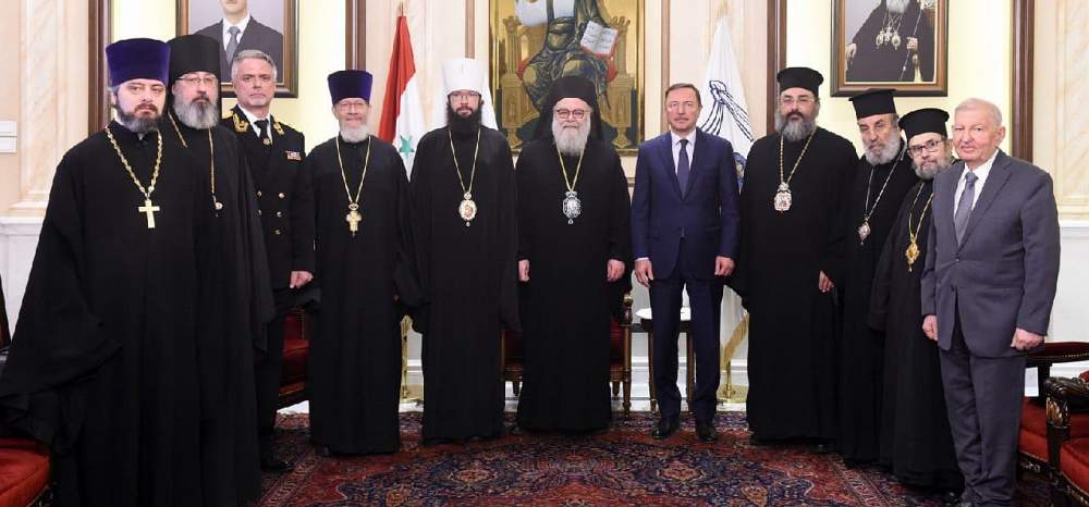 Патриарх Иоанн X приветствует Председателя Отдела внешних сношений Русской Церкви