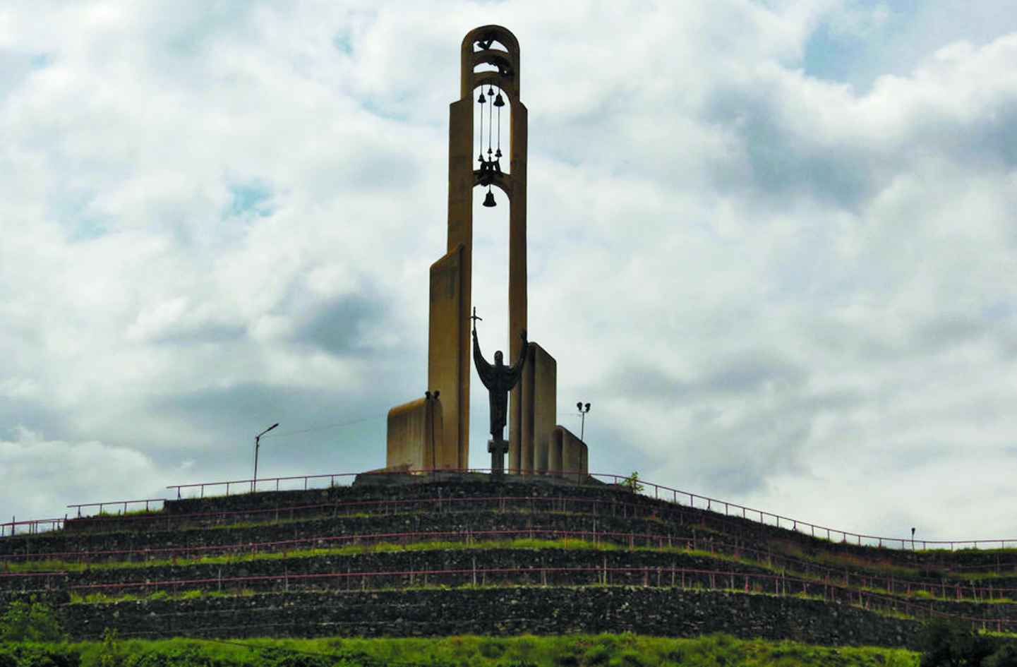 Равноапостольная Нина (Нино), просветительница Грузии. Скульптурная композиция в Тбилиси