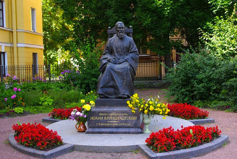 Памятник Иоанну Кронштадтскому в Кронштадте