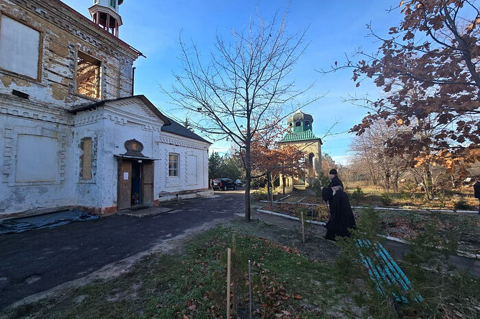 Митрополит Донецкий Владимир посетил храмы пострадавших от боевых действий районов Донецка