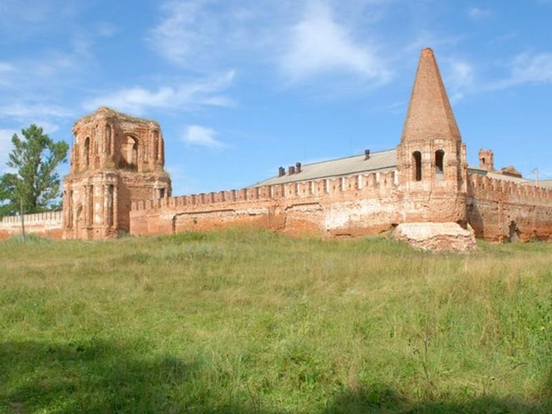 В возрождающемся Севском монастыре прошло первое за 100 лет архиерейское богослужение