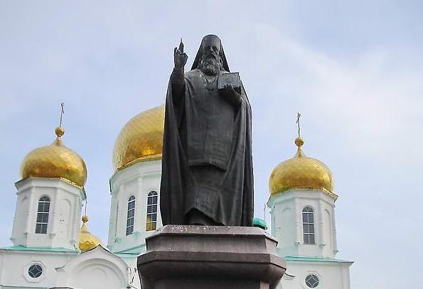 Памятник святителю Димитрию Ростовскому в донской столице