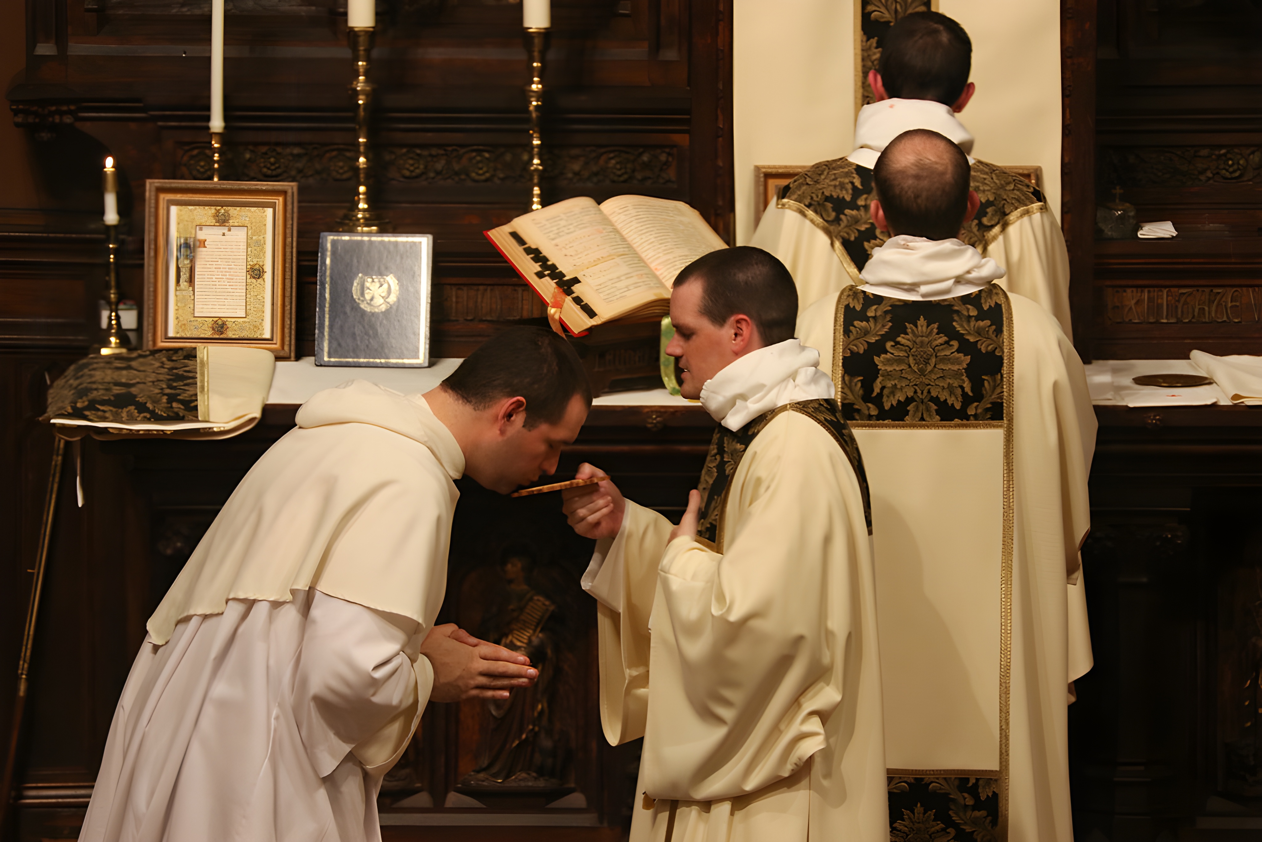 Тайны поцелуев в католической церкви: что скрывают религиозные обряды