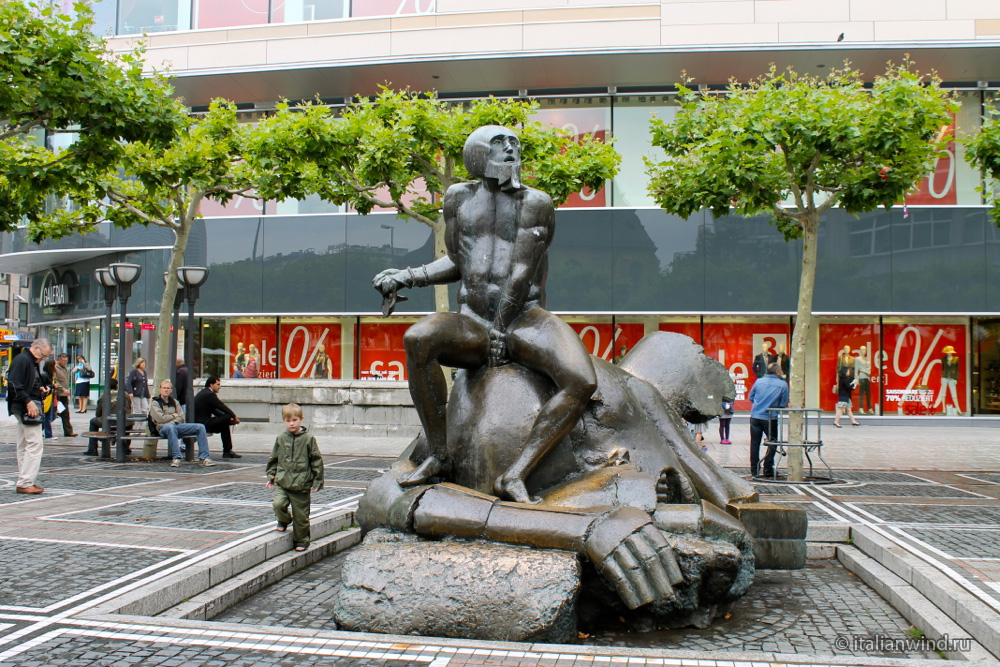 Скульптура «Давид и Голиаф», Франкфурт-на-Майне, Германия