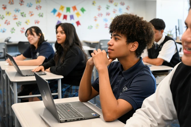 Преобразующая" католическая программа подготовки к поступлению в колледж для семей с низким доходом
