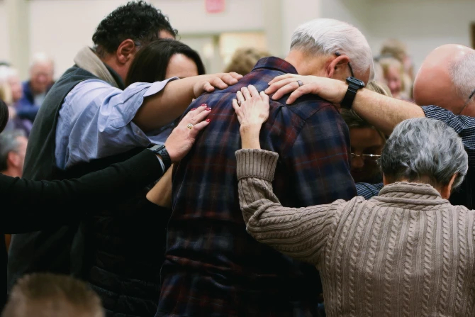Служба исцеления в Мичигане - это окно в католическое харизматическое движение