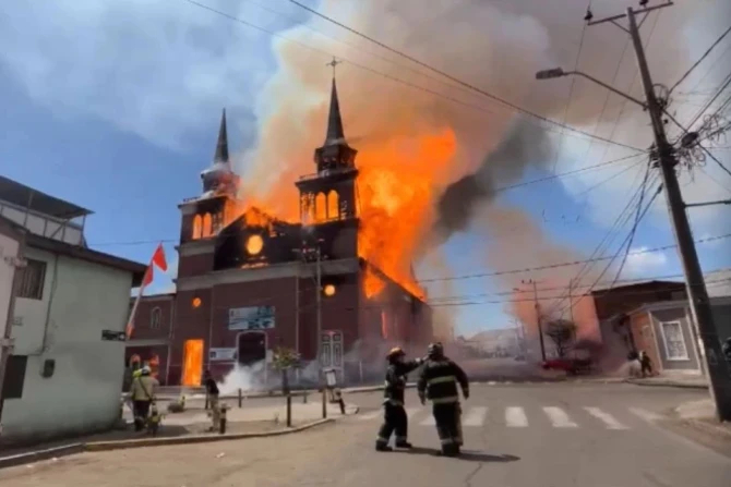 Местный епископ обращается к верующим после бушующего пожара, уничтожившего церковь в Чили
