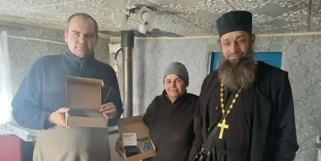 Патриаршая гуманитарная миссия передала рации для приграничных сел Харьковской области