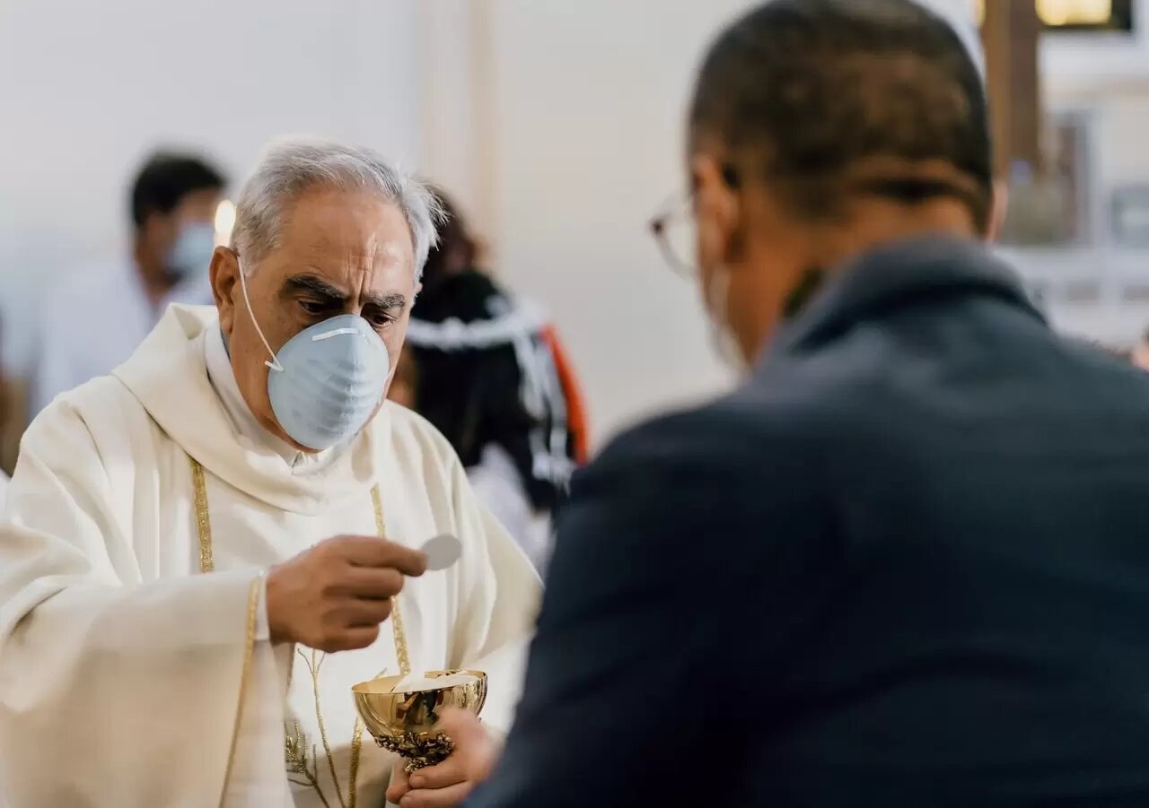 Французские священники задержаны за службу без масок