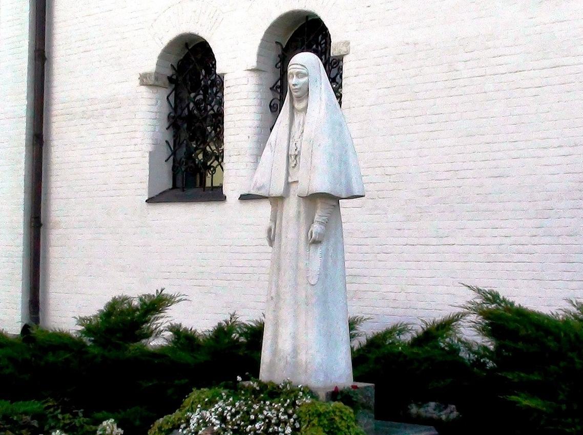 Памятник преподобномученице Великой княгине Елисавете Федоровне в Москве