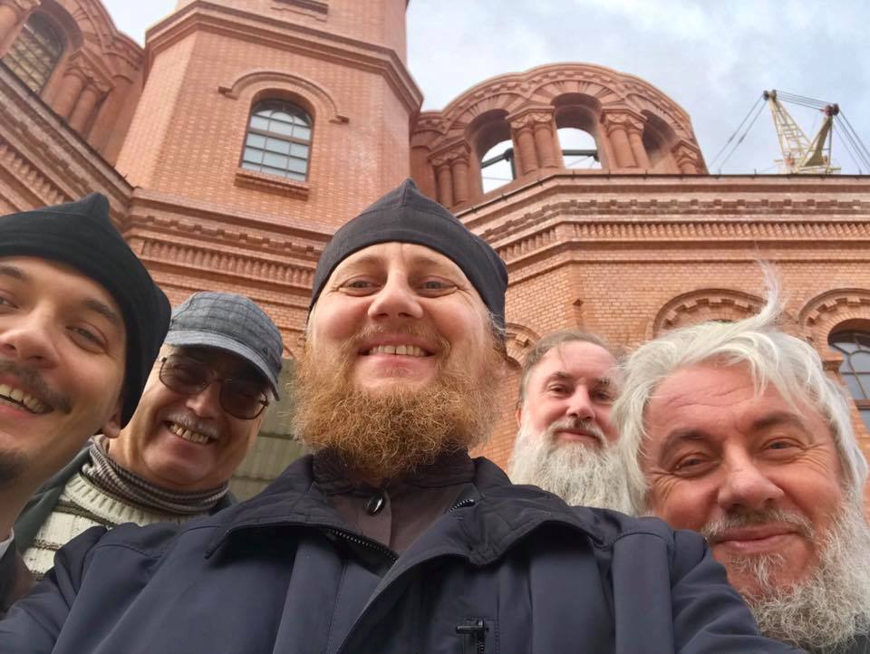 Общим селфи с улыбками ответили волгоградские священнослужители на критику недоброжелателей в соцсетях