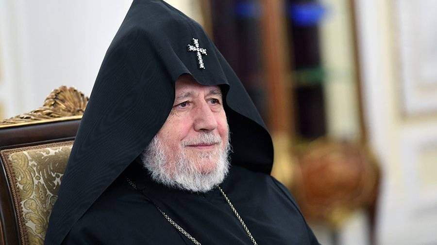 Католикос Всех Армян принял семьи Эрнек и Маркарян