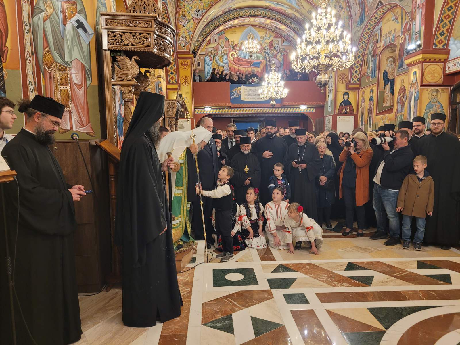 Патриарх Порфирий: Будем верить в Воскресшего Господа и в истину, что человек создан на вечность